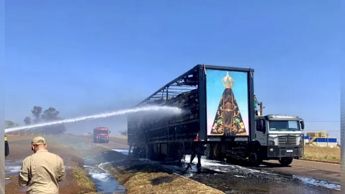 Painel de Nossa Senhora Aparecida fica intacto após fogo destruir carreta de algodão; veja fotos