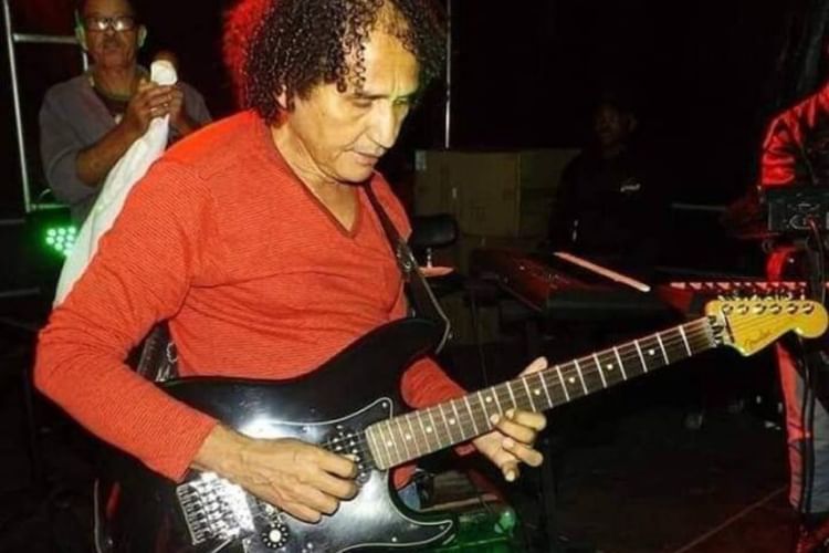 Morre músico de Edson Gomes que teve parada cardíaca em palco