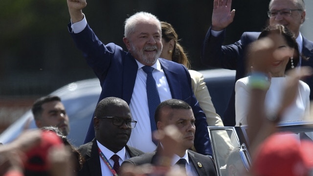 Lula é empossado e se torna presidente pela terceira vez