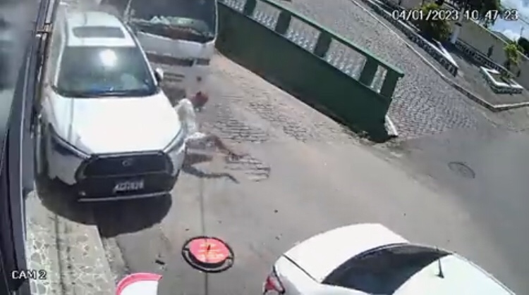 Maragogipe: motorista bate micro-ônibus em outros veículos para não atropelar pedestre; assista